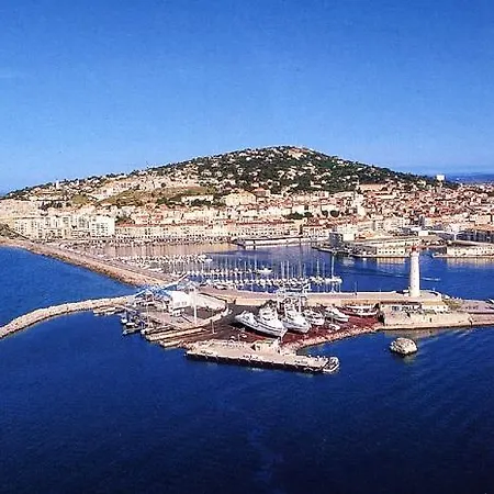 Les Tritons Hotel